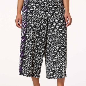 Plus Size Contrast Medallion Cropped Pants